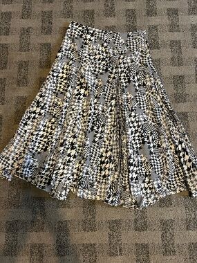 Women's Pleated Graphic Houndstooth Skirt - Black & Cream